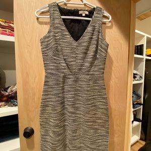 BananaRepublic size 4, gently worn. Gray&white pattern, V-neck, sleeveless.